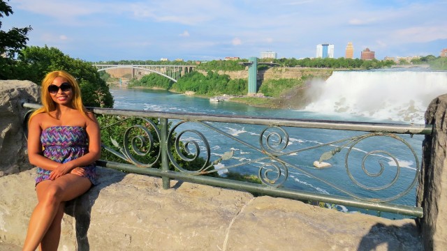 Behind of Africah is Rainbow Bridge and the American Falls.